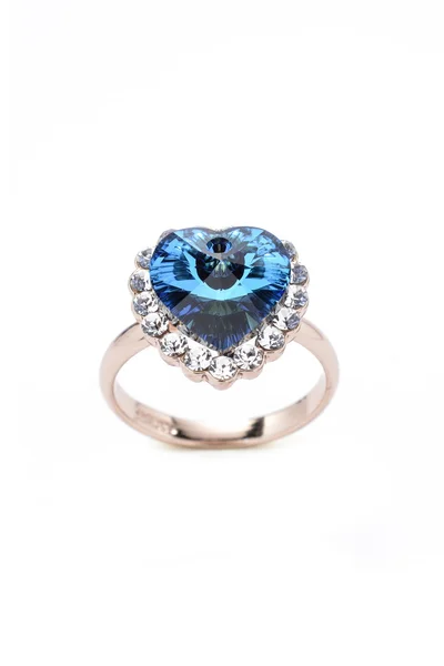 Anello con cuore blu su sfondo bianco — Foto Stock