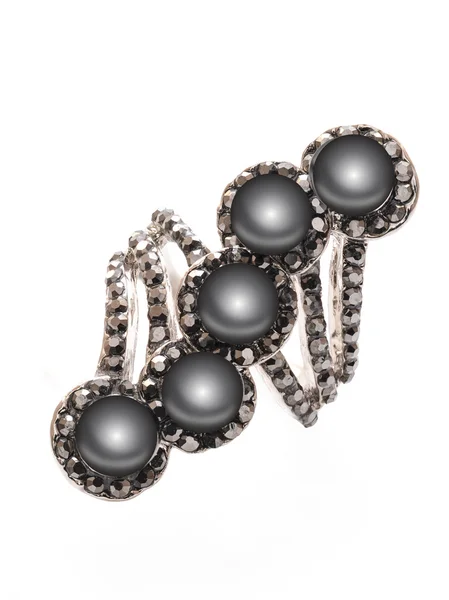 Prsten s černými perlami na bílém pozadí — Stock fotografie