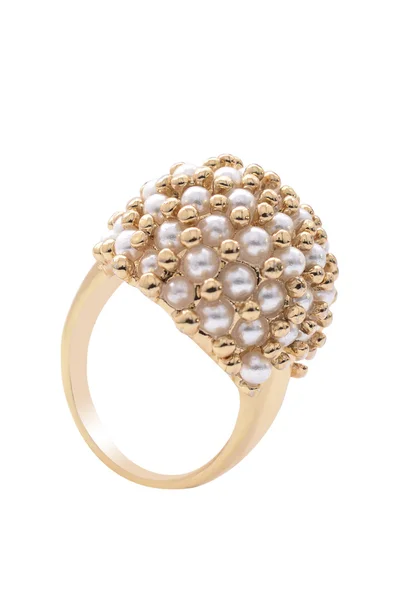 Anillo de oro con perlas sobre fondo blanco — Foto de Stock