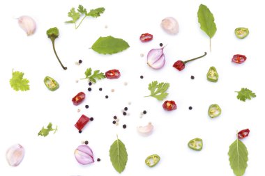 Biber ve kırmızı biber, fesleğen, sarımsak ve baharatlar beyaz arka planda izole edilmiş - üst görünüm.