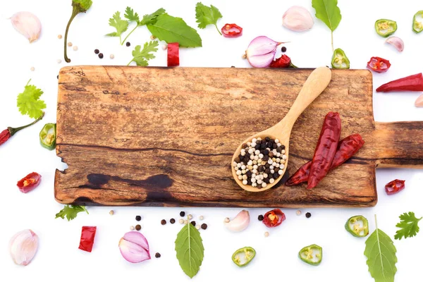 Pimenta Uma Colher Madeira Com Tábua Corte Pimentas Vermelhas Manjericão — Fotografia de Stock