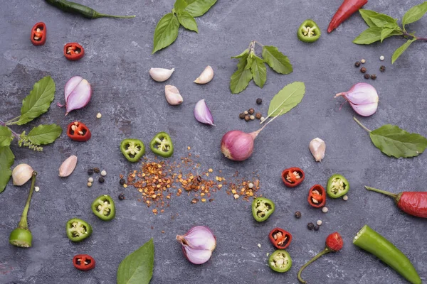 Alho Manjericão Vermelho Pimenta Especiarias Colocado Uma Mesa Madeira Preta — Fotografia de Stock