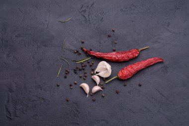 Siyah masaya saçılmış kırmızı biber ve sarımsaklı kırmızı biber - bir yazı alanı var..