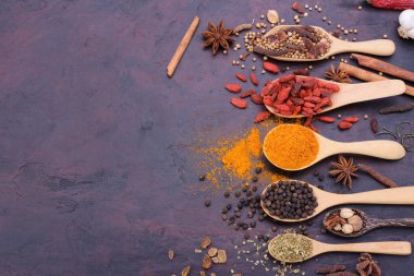 Bir kaşık baharat, biber, sarımsak, biber ezmesi, taş masanın üstünde, üzerinde de fotokopi alanı var..