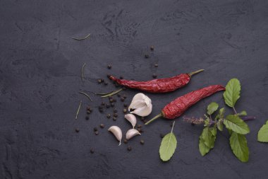 Siyah masaya saçılmış kırmızı biber ve sarımsaklı kırmızı biber - bir yazı alanı var..