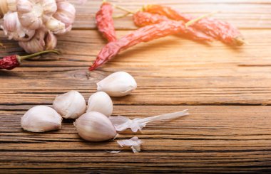 Şarap masasında taze sarımsak soyulmuş ve sarımsaklı kırmızı biberle birlikte mesaj yazmak için boş bir alan var..