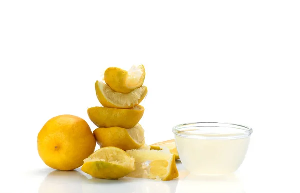 Свіжовичавлений Лимонний Сік Маленькій Мисці Покладіть Білий — стокове фото