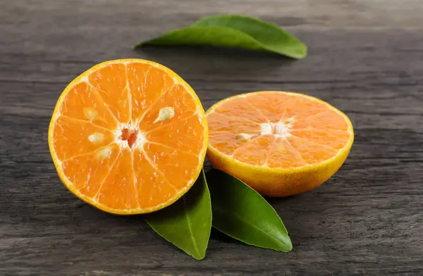 Orange Fraîche Coupée Deux Sur Une Table Bois — Photo