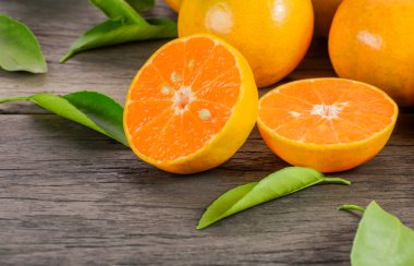 Tahta bir masada taze portakal kesimi.