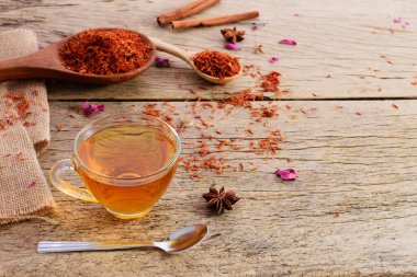 Calendula çay fincanı eski ahşap bir masaya saçılmış kadife çiçekleri ve metin için kopyalama alanı - üst görünüm