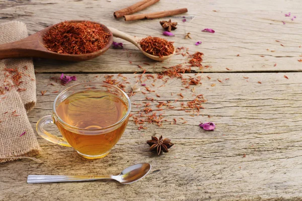 Calendula çay fincanı eski ahşap bir masaya saçılmış kadife çiçekleri ve metin için kopyalama alanı - üst görünüm