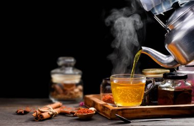 Masada bir fincan sıcak çay.