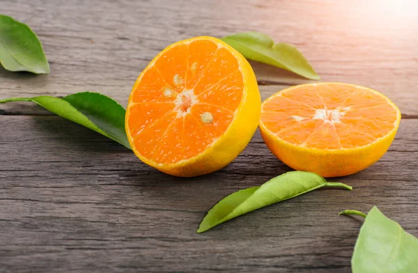 Свіжий Апельсин Розрізаний Навпіл Дерев Яному Столі — стокове фото