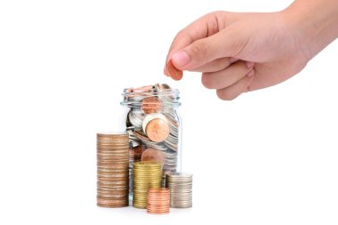 Bozuk para yığını ve madeni para ekleyen bir el iş büyümesi, yatırım, tasarruf kavramı ve beyaz arka plandan ayrı olarak kâr