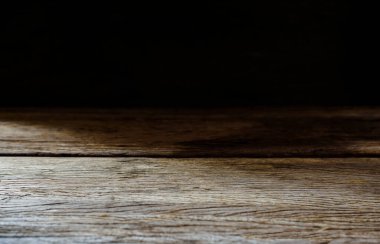 Mutfakta ya da iç kısımda eski ahşap masa, arka planda klasik atmosfer. Ya da kahverengi bir tahta üzerinde siyah. Arkaplan olarak kullanılabilir..