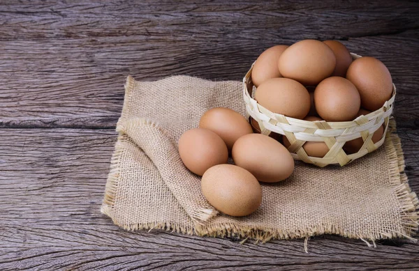 Taze Organik Çiftlik Yumurtaları Masaya Yerleştirilir Mutfak Masasındaki Bir Sepete — Stok fotoğraf