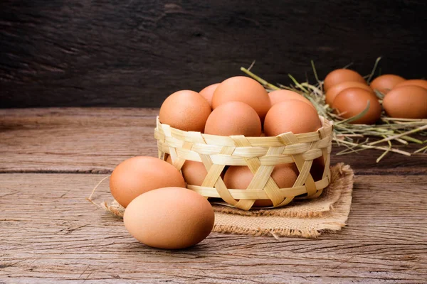 Organik Çiftliklerden Taze Yumurtalar Mutfaktaki Ahşap Masaya Bırakılan Sepete Koyun — Stok fotoğraf