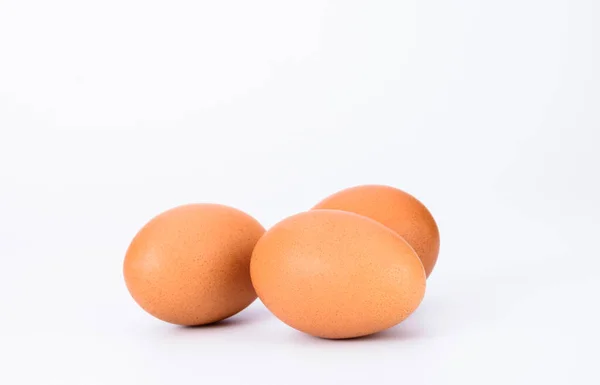 Beyaz Arka Planda Bulunan Organik Çiftliklerden Taze Yumurta — Stok fotoğraf