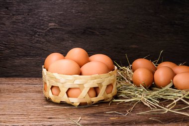 Organik çiftliklerden gelen taze yumurtalar mutfaktaki ahşap bir masaya konur..