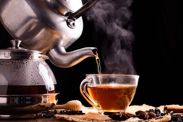Процесс Чайной Церемонии Чайная Церемония Свежеприготовленная Чашка Черного Чая Помещается — стоковое фото