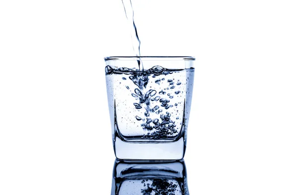 Giet Water Een Helder Glas Met Een Plons Water Geïsoleerd — Stockfoto