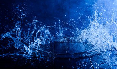 Siyah arkaplanda su sıçraması