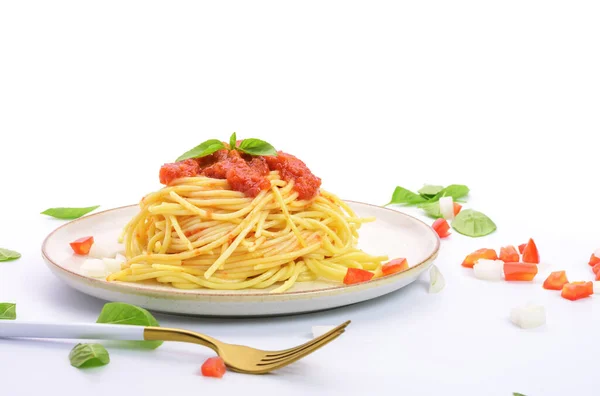 Espaguetis Pasta Con Salsa Tomate Albahaca Verde Fresca Plato Blanco — Foto de Stock