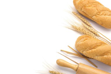 Beyaz arka planda yalıtılmış buğday kulaklı lezzetli organik ekmek - üst görünüm