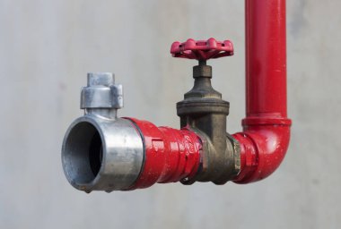 Yangın hortumlarını bağlamak için açık suya pirinç kapakçık.