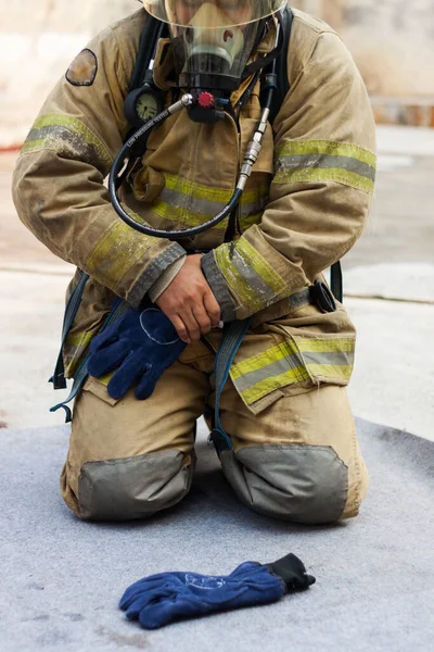 Tfaiyeciler Itfaiye Için Eldiven Güvenlik Kıyafeti Giyer Yangın Güvenliği Kavramı — Stok fotoğraf