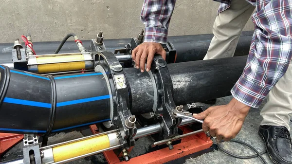 Sanitair Installeert Een Hydraulische Buis Lassen Machine Voor Het Aansluiten — Stockfoto