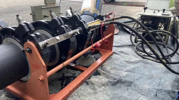 Fabrikadaki su borularını bağlamak için PE hidrolik kaynak makinesi.