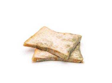 Küflenmiş ekmek beyaza izole edilmiş.