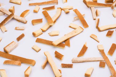 Beyaz arka planda izole edilmiş dağınık kırıntılar