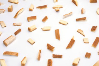 Beyaz arka planda izole edilmiş dağınık kırıntılar