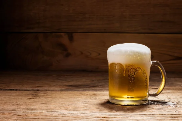 Bierglas Mit Weißem Bierschaum Auf Dunklem Holztischhintergrund — Stockfoto