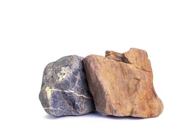 Doğal kayalar, siyah engebeli kayalar, inşaat için kırmızı sert kayalar beyaz arka planda..