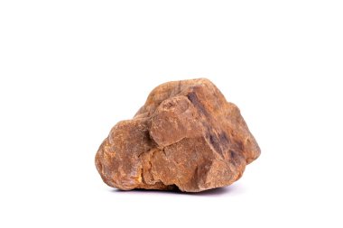 Doğal kayalar, siyah engebeli kayalar, inşaat için kırmızı sert kayalar beyaz arka planda..