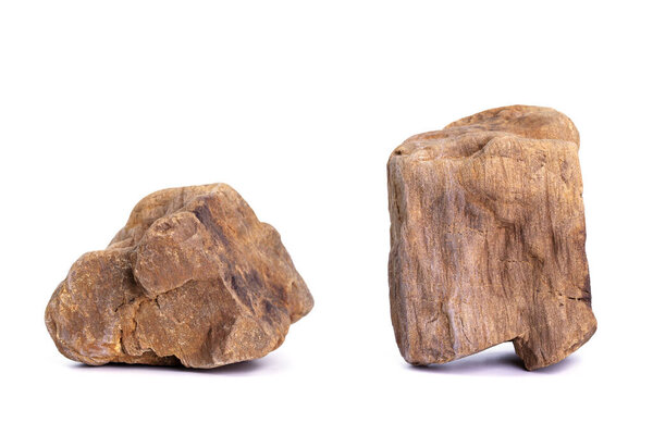 Природные породы, черные грубые горные породы, красные твердые породы для строительных работ на белом фоне.