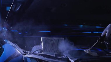 Tamirciler bakım için motor bölümünü temizliyorlar. Bir stüdyoda dijital kamera ve kurguyla bir katılımcı tarafından çekildi.