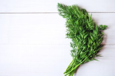 Dereotu ve rezene beyaz bir arka plan üzerinde.