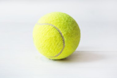 Beyaz arkaplanda tenis topu.