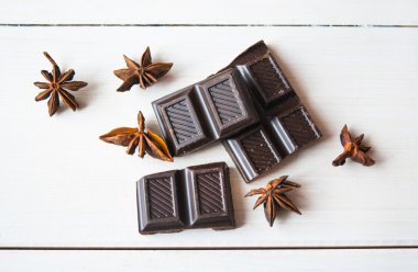 ANIS ve masanın üzerine siyah chokolate.