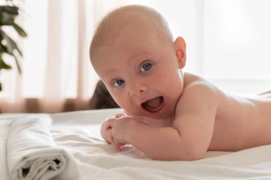 Bebek masada sırt masajı yapıyor.