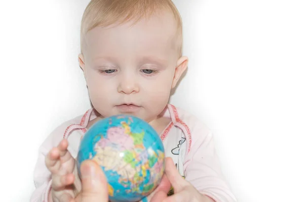 Little child examines the globe — Stock Photo, Image