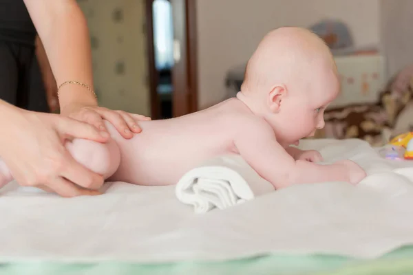 Baby macht Rückenmassage auf dem Tisch — Stockfoto