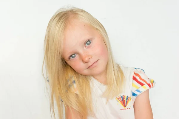 Retrato de una niña linda con el pelo blanco —  Fotos de Stock