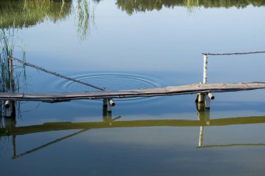  Nehrin üzerindeki tahta köprü.