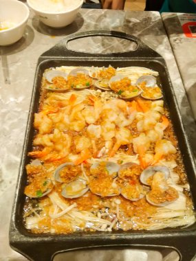  Sosta pişirilmiş büyük bir tabakta karides.