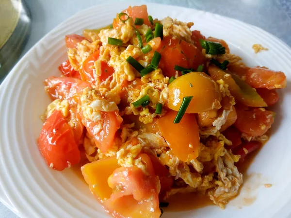 Délicieux repas maison sur un plateau — Photo